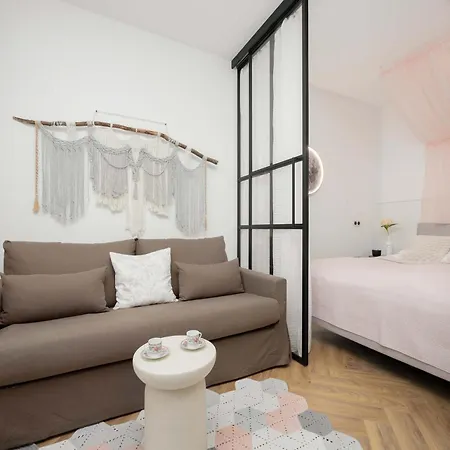 Pastel Andersa In With Air Conditioning By Renters