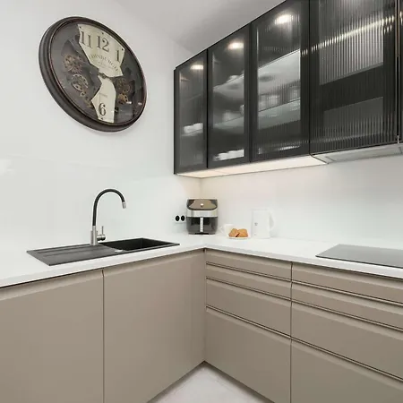 Pastel Andersa In With Air Conditioning By Renters *